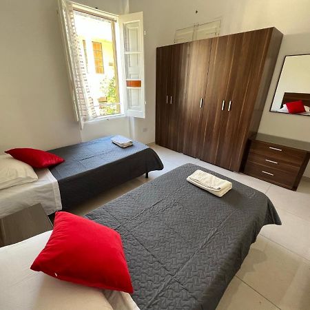 Room With Private Bathroom Σλιέμα Εξωτερικό φωτογραφία