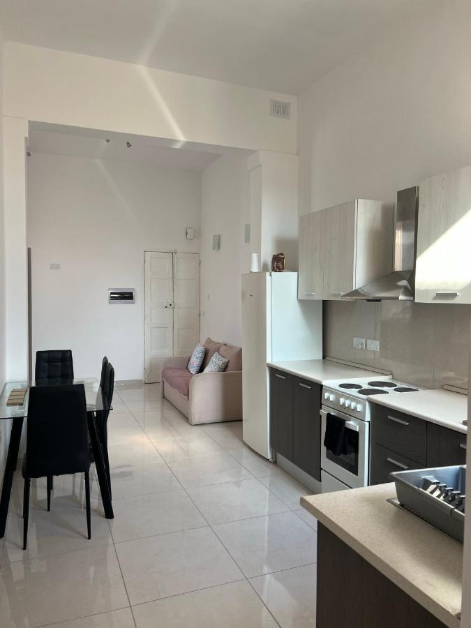 Room With Private Bathroom Σλιέμα Εξωτερικό φωτογραφία