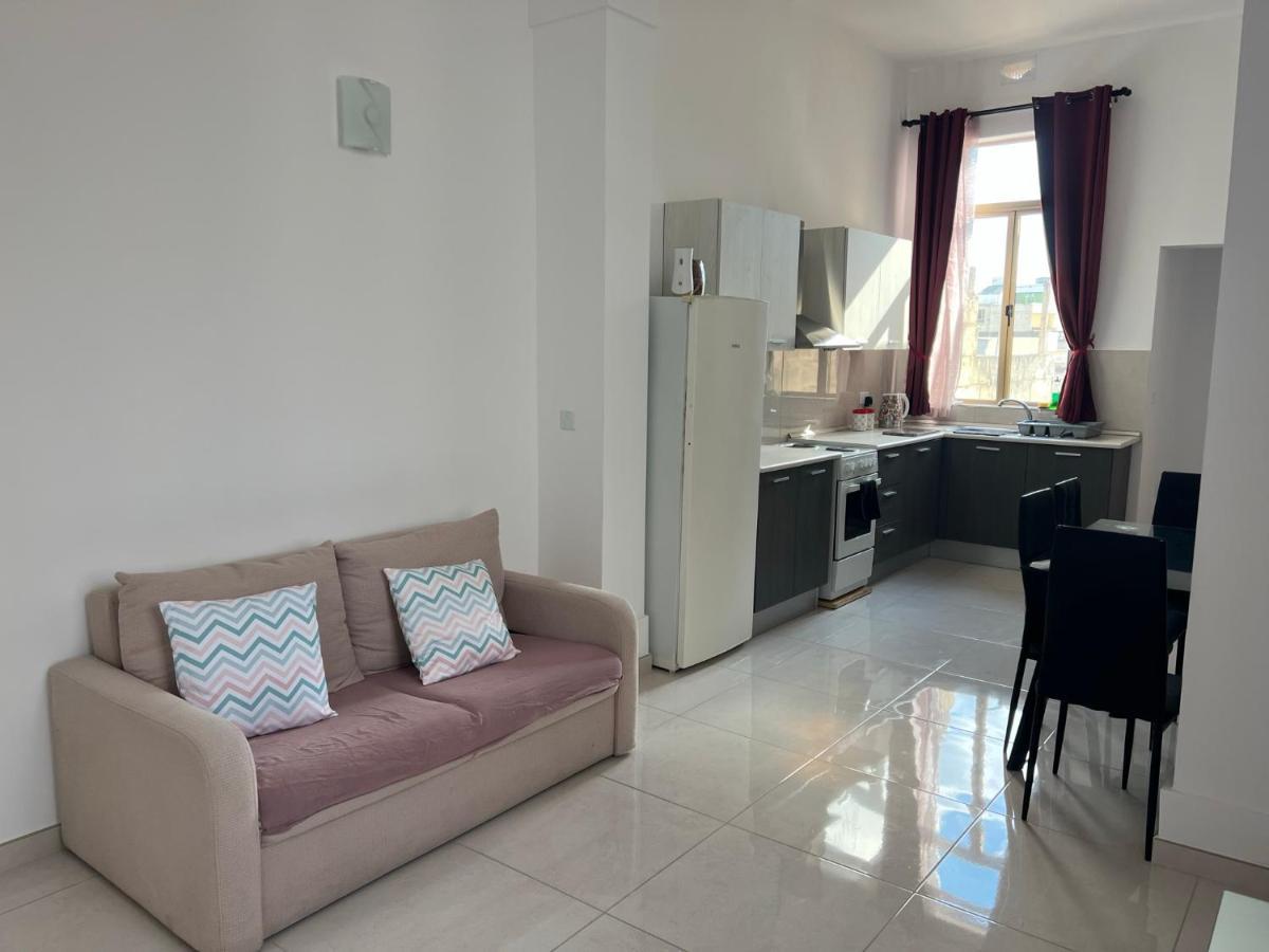 Room With Private Bathroom Σλιέμα Εξωτερικό φωτογραφία
