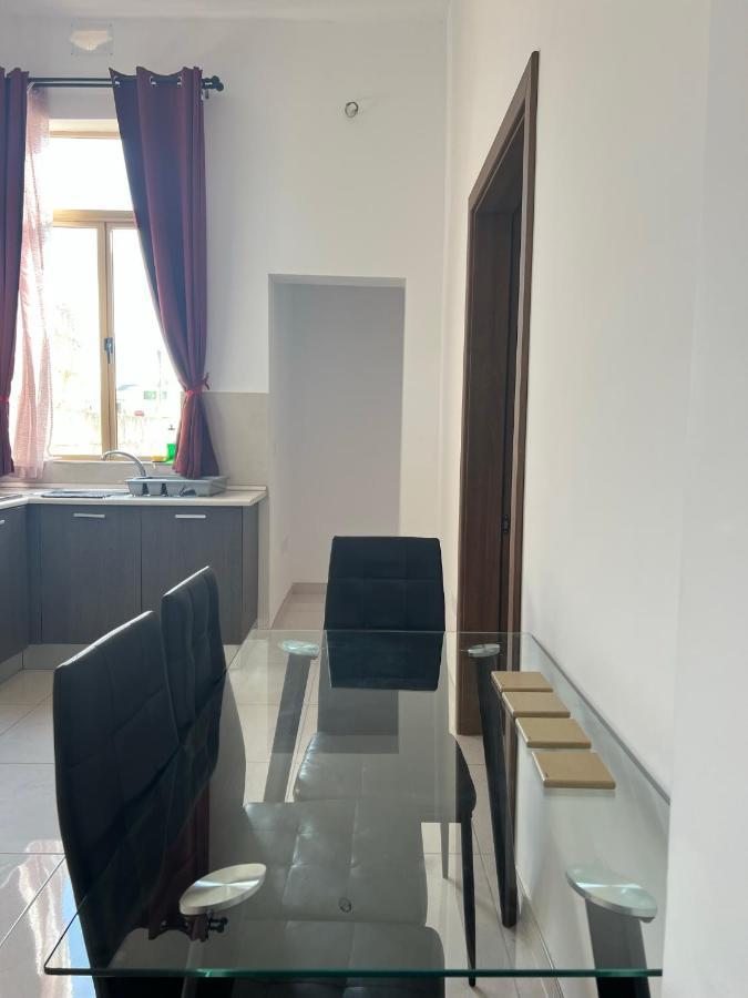 Room With Private Bathroom Σλιέμα Εξωτερικό φωτογραφία