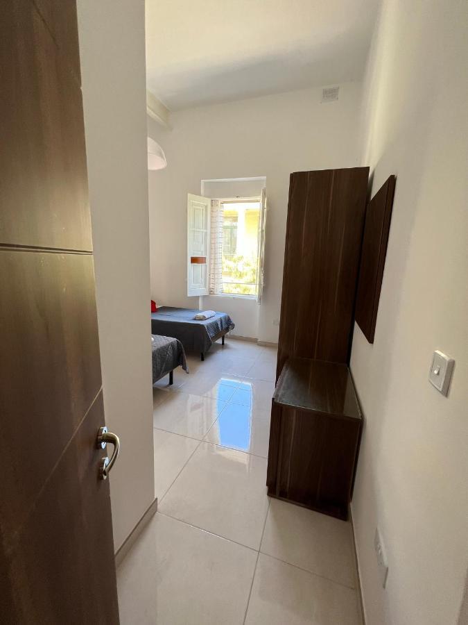 Room With Private Bathroom Σλιέμα Εξωτερικό φωτογραφία
