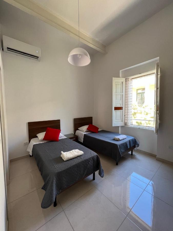 Room With Private Bathroom Σλιέμα Εξωτερικό φωτογραφία