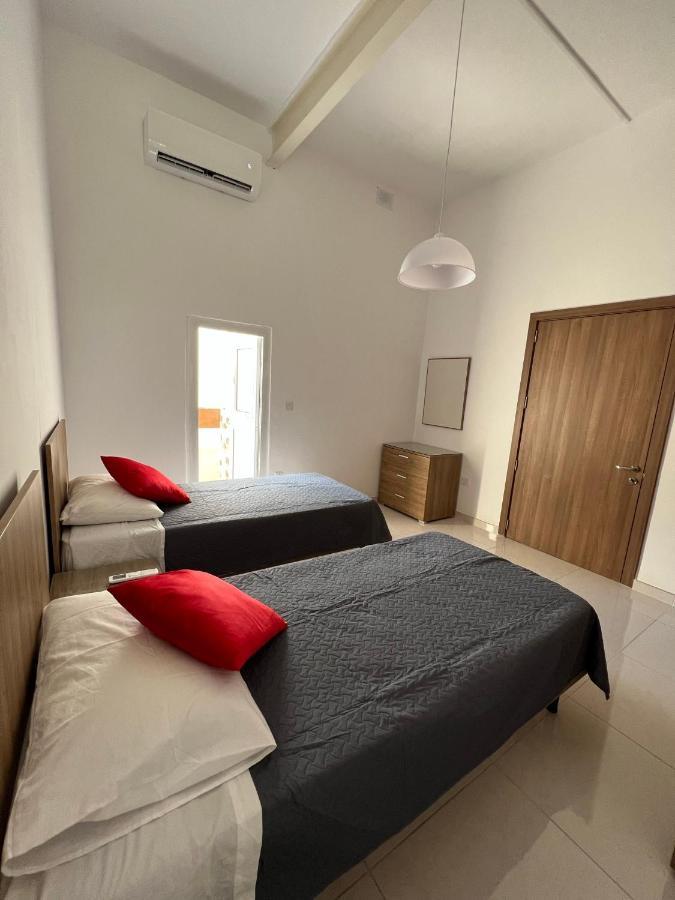 Room With Private Bathroom Σλιέμα Εξωτερικό φωτογραφία