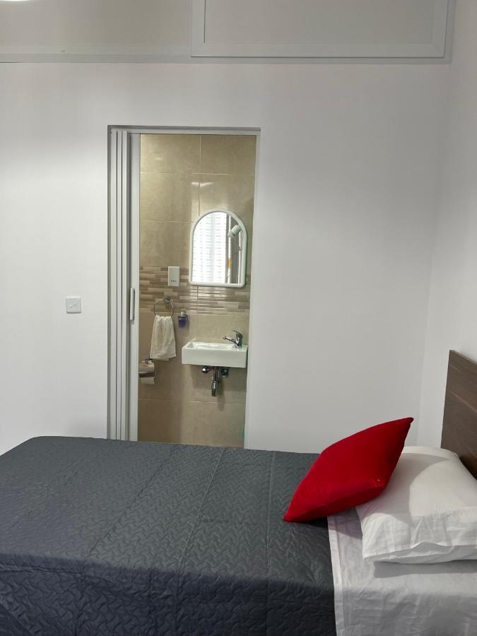 Room With Private Bathroom Σλιέμα Εξωτερικό φωτογραφία