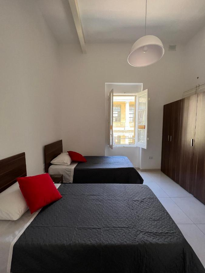 Room With Private Bathroom Σλιέμα Εξωτερικό φωτογραφία